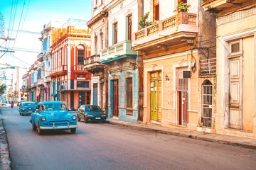 Zelfklevend Fotobehang Amerikaanse klassieke auto& 39 s op straat in oud Havana, Cuba © Lena Wurm