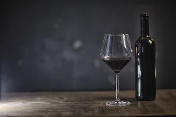 Rolgordijnen concept alcohol glas / mooi glas, wijn restaurant proeven gerijpte wijn © kichigin19
