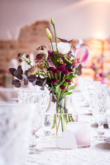 romantische Tischdekoration für eine Hochzeit