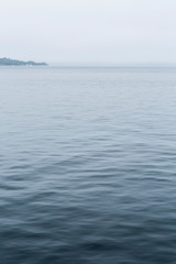 Nebliger Morgen am Boknafjord, Norwegen