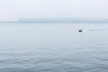 Kleines Boot im Nebel, frühmorgens am Boknafjord in Norwegen