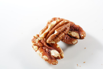 The pecan kernels taste similar to the walnut kernels, photographed here as a detail in the studio