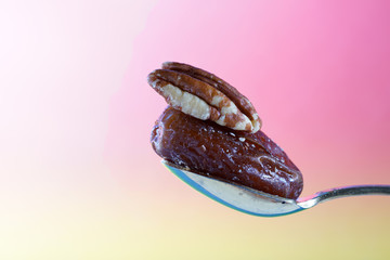 The pecan kernels taste similar to the walnut kernels, photographed here as a detail in the studio