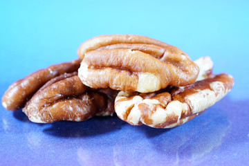 The pecan kernels taste similar to the walnut kernels, photographed here as a detail in the studio