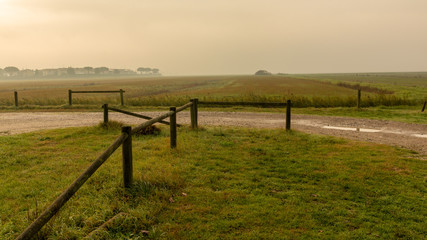 Fototapeta na wymiar lo steccato del parcheggio e in lontananza la nebbia