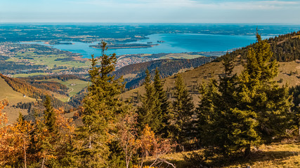 Obraz premium Beautiful alpine autumn or indian summer view with a far view of the chiemsee at the famous Kampenwand, Aschau im Chiemgau, Bavaria, Germany