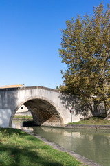 Fototapeta na wymiar Pont sur le Canal du Midi à Castelnaudary