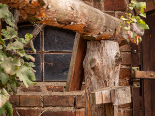 Altes Fenster auf Bauernhof