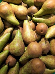  close-up of fruit, fresh ripe uncooked flavorful sweet yellow pears in a store