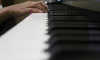 Fototapeta premium ręce grające na pianinie