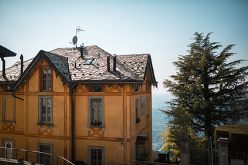 Obraz premium old house, como lake