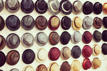 壁に並べられた沢山のハット