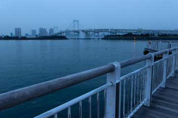 夕暮れの東京湾の風景