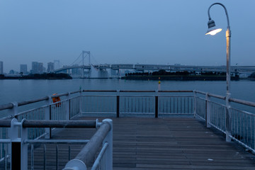 夕暮れの東京湾の風景