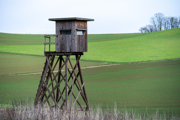 Hochsitz im freien Gelände