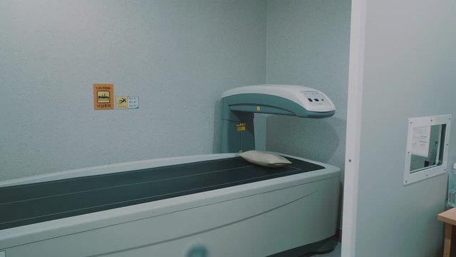 Room in medical training with bed and medical equipment