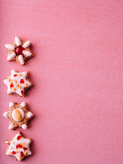 Obraz na płótnie Canvas Weihnachtskekse in Sternform auf rosa Hintergrund