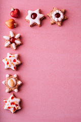 Weihnachtskekse in Sternform auf rosa Hintergrund