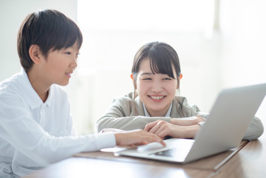 先生にプログラミングの勉強を教わる小学生  AR