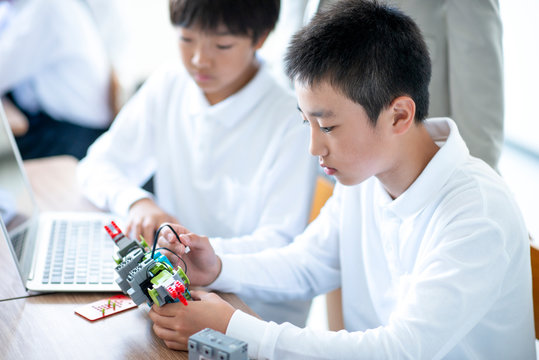 プログラミングの勉強をする小学生