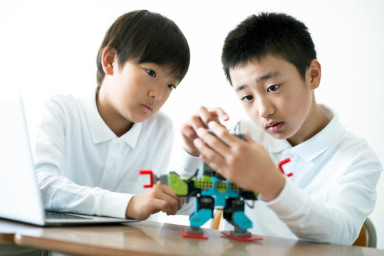 プログラミングの勉強をする小学生