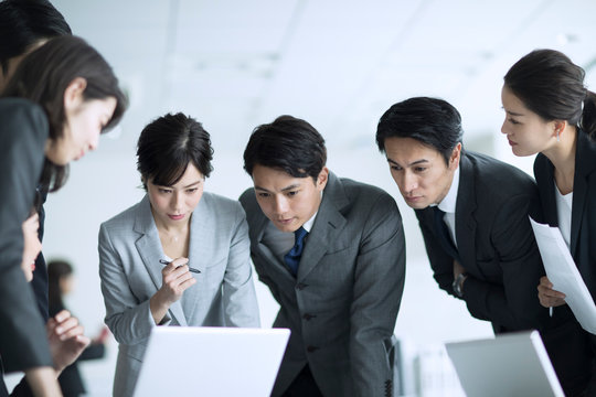 パソコンを見て打ち合わせをするビジネスマン