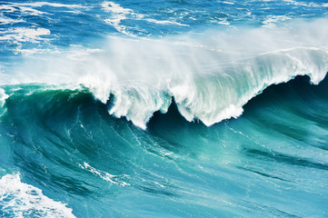 Fototapety  Duże fale na wybrzeżu Oceanu Atlantyckiego. Nazaré, Portugalia. Piękne tło natury