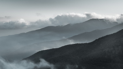 Montañas entre la niebla