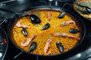 Obraz premium Spanish food. Gold paella. San Miguel seafood market in MADRID