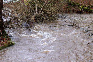 Deichbruch und Überschwemmung sorgen nach starken Regenfällen für Überflutung und Land unter an Küsten und Deichen ebenso wie Sturzbächen zur Schneeschmelze oder Tsunamis als Unwetter mit Lebensgefahr