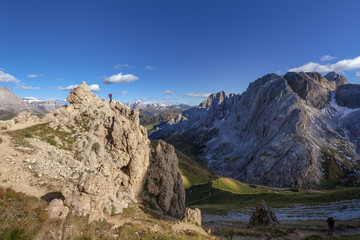 Südtiroler Alpen - Wanderer im Naturpark Schlern Rosengarten - Blick von der Rosszahnscharte