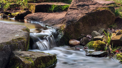 Fließendes Wasser in einem Bach