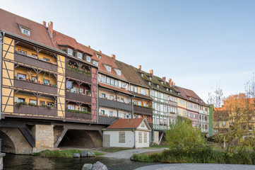 Historische Krämerbrücke vor blauem wolkenlosen Himmel