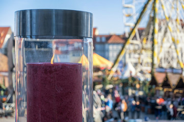 Brennende Adventskerze auf den Treppen des Erfurter Dom mit dem Erfurter Weihnachtsmarkt im Hintergrund