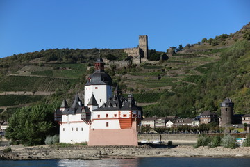 Fototapeta na wymiar Burg Pfalzgrafenstein mit Burg Gutenfels, Mittelrhein
