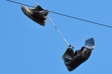 Schuhe an Stromleitung