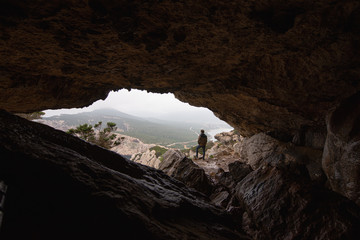 Mann in einer H&ouml;hle