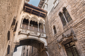 Fototapeta premium Barcelona Gothic quarter, Carrer del Bisbe. Bridge Between Buildings in Barri Gotic Quarter, Barcelona