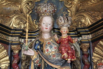Fototapeta premium Madonna con Bambino; statua in legno dipinto nella chiesa di San Lorenzo a Velturno (Alto Adige)
