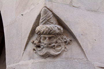 Volto di turco scolpito nel marmo su uno spigolo del palazzo del Comune a Vipiteno,  Alto Adige
