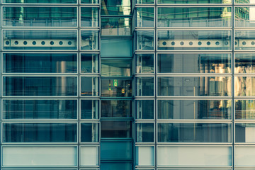 Fototapeta na wymiar ガラスのビルに映る都市