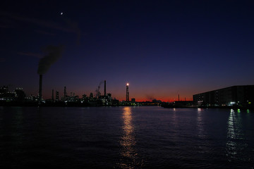 Obraz premium Kanagawa,Japan-December 1, 2019: Flare stack observed from canal in Tokyo at night. 