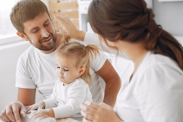 Obraz premium Family in a kitchen. Beautiful mother with little daughter. Family at home
