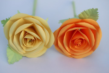 折り紙で作った黄色とオレンジのバラの花