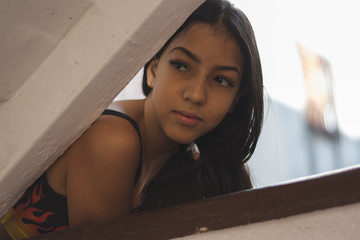mujer joven mirando
