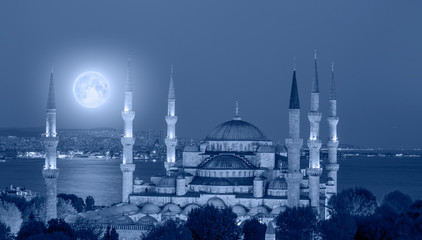 Fototapeta premium The Sultanahmet Mosque (Blue Mosque) with full moon - Istanbul, Turkey 