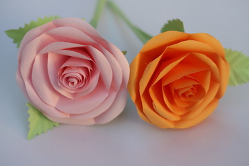 紙で作ったピンクとオレンジのバラの花