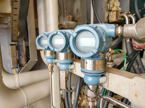Digital pressure gauge for monitor process controller industry oil and gas .