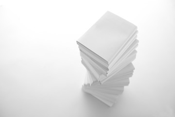 積み重ねた白い本とノートパソコン