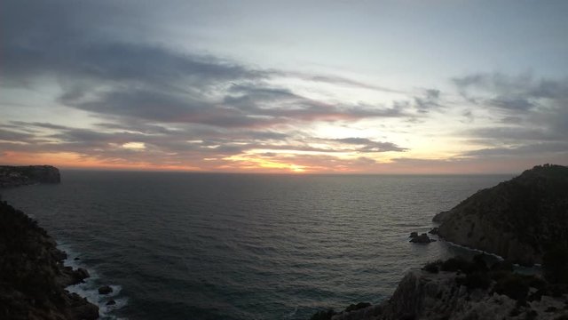 time lapse del cielo y el mar en la costa de mallorca